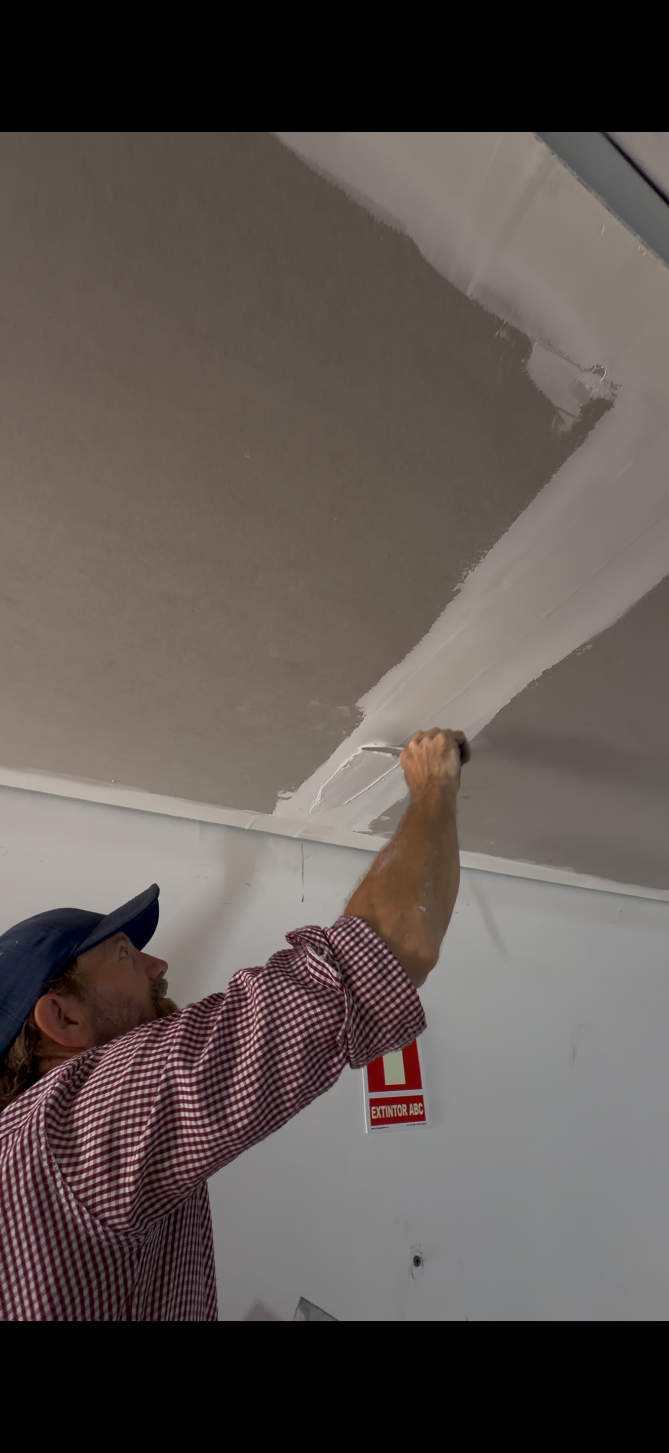 Valdir pintando teto — serviço de pintura residencial