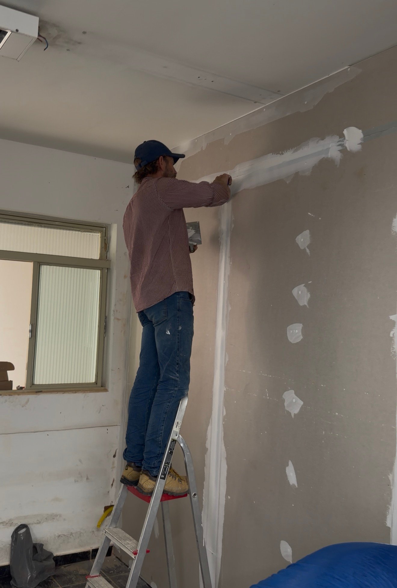 Aplicação de reboco em parede — reforma residencial